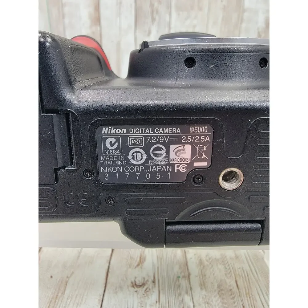 Nikon D5000 12.3 MP Digital SLR Camera Body Black W/Charger & 2 Battery's